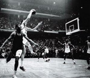 哈夫利切克斷球了！(Havlicek stole the ball!)