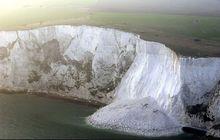 英國著名白崖因極端天氣發生坍塌