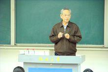 賈玉民教授為中文系學生講座。