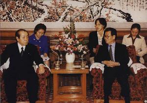 1999年11月24日，李瑞環會見來訪的日本自民黨代理幹事長野中廣務。　