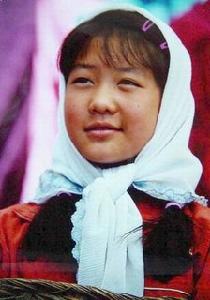 這個土嘎嗄、乖巧的小妹妹叫王燕，來自西北寧夏一個叫西海固的貧困地方。