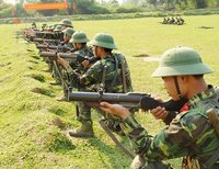 越南人民軍陸軍士兵在操練