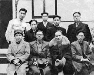 學派部分初代和二代成員合影，1936年冬攝於東京帝國大學文學部樓前。從左到右：前排加藤繁、和田清、黃現璠、松田壽男；後排榎一雄、田坂興道、岸邊成雄、三上次男、矢澤利彥。