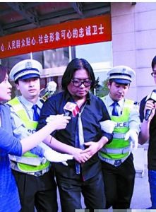 音樂人高曉松在京因酒醉駕駛導致連環追尾，被警方帶走