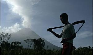 默拉皮火山的噴發給附近村莊居民帶來嚴重的健康問題