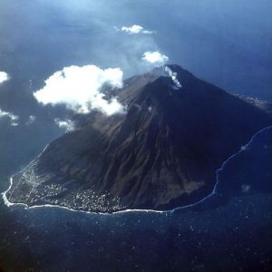 斯特龍博利島