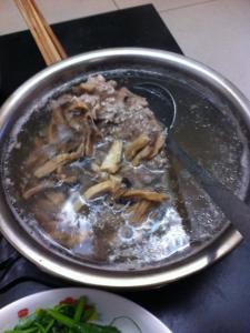 正宗江西瓦罐湯：墨魚肉餅湯