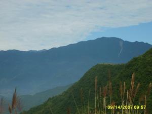 在太坪村西面對嶺坡上西眺巨北峰