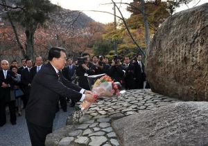 李長春瞻仰嵐山詩碑