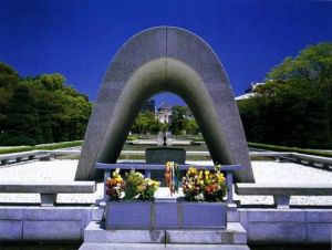 廣島和平紀念公園中的核子彈爆炸死難者慰靈碑前終年鮮花不絕，人們在這裡為死難者默哀，為和平祈禱。