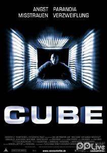 片名: 異次元殺陣 立方體 心慌方 Cube 主演: 莫里斯迪恩溫特 Maurice Dean Wint 戴維休列 David Hewlett Nicky Guadagni 尼科爾狄鮑 Nicole de Boer 片長: 90 分鐘 類型: 驚悚 科幻 恐怖 懸念 地區: 加拿大 導演: 文森佐·納塔利 Vincenzo Natali 年份: 1997年9月9日 語言: 英語 級別: Argentina:13 Australia:M Canada:18A Chile:14 Finland:K-16 France:-12 Germany:16 Hong Kong:IIB Mexico:B New Zealand:M Norway:15 Peru:14 Singapore:PG South Korea:18 Switzerland:16 中國台灣：普遍級(普級) UK:15 USA:R Brazil:14 影片簡介: 試想像當你一覺醒來，發現獨處高度精密且結構繁複，地下甚至天花也是由一個個正立方體切成的，沒有食物、飲料，身上穿了囚犯般的簡陋衣服，心亂如麻的你四處試探，試圖逃出生天。機關找到了，推門進去，是沒完沒了的密室。終於遇上黑人警察，繼而是更多受害者。繼續逃亡，他們發覺各人獨有特殊技能可助離開這迷宮。人性醜惡和自私在這生死邊緣間顯露無遺…… 