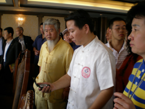 會議期間王洪年先生帶領周易學專家團隊品鑑“天安國匯”地產項目。