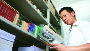 樊振在他的圖書館內查閱資料