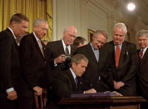 布希簽署愛國者法案