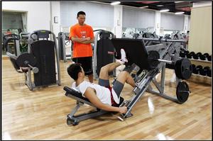 王致志在體能訓練中心進行腿部力量訓練