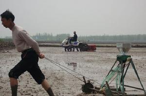 湖北監利縣汴河鎮何家村農民饒太平歷經46年，苦心研製的第九代人力水稻直播機