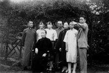 在上海與家人合影(右三)