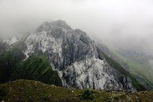 嘎隆拉隧道北口的冰山