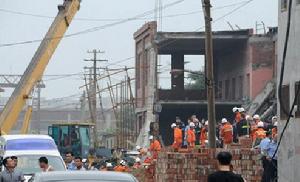 2009年8月4日，消防隊員在石家莊市西兆通鎮坍塌事故現場搶救被埋人員