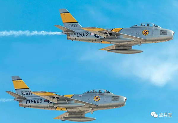 ▲飛行中的F-86戰鬥機編隊