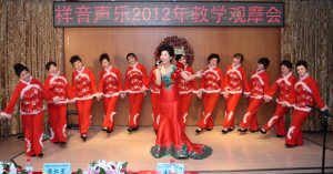 劉祥傑校長在2012學校觀摩會中傾情演唱《美麗中國》將晚會推向高潮