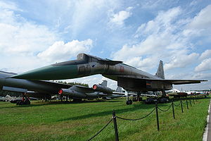 類型 戰略轟炸機/偵察機 代號 蘇霍伊計畫代號：100西方國家代號：Sotka（畝） 乘員 2名（駕駛員、武器操作員／偵照員） 首飛 1972年8月22日 服役 取消 設計 蘇霍伊設計局 產量 4架 主要用戶  蘇聯 技術數據 長度 44.5米 翼展 22.7米 高度 11.2米 翼面積 295.7平方米 空重 55,600千克（123,000磅） 正常起飛重量 114,000千克（258,000磅） 最大起飛重量 135,000千克（297,000磅） 發動機 4具科列索夫RD-36-41渦扇發動機 - 推力 4×16,000kgf(35,300lbf，157kN) 性能數據 最大速度 2,900千米／小時 實用升限 20,000—24,000米 作戰半徑 6,000千米