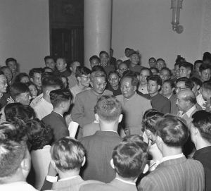 中國共產黨第八次全國代表大會於1956年9月15日至9月27日在北京舉行。 9月27日，大會勝利閉幕，毛澤東步出會場時，受到大會代表和工作人員們的熱烈歡迎。