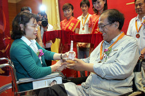 中國殘聯主席張海迪為獲得者史鐵生頒發獎章、獎盃