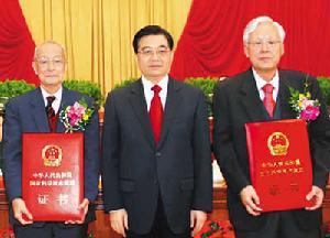 2008年度國家最高科學技術獎的中國工程院院士王忠誠和中國科學院院士徐光憲