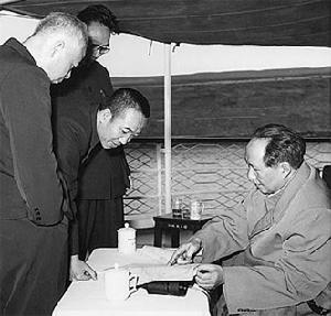 （圖）1958年3月30日，毛澤東主席乘船視察三峽。