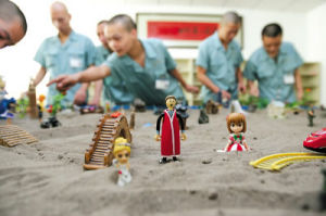 涪陵勞教戒毒所沙盤治療室，學員們正將一個個玩具放在沙堆上