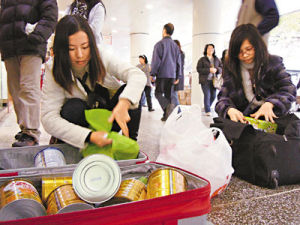 內地遊客在香港、澳門搶購奶粉致港澳奶粉荒