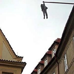 布拉格雕塑——“吊在外面的人”