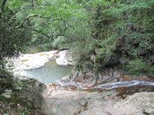 石峰峽谷內的三級瀑布之一