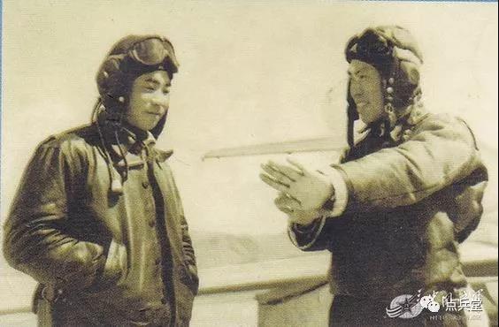 ▲擊落費席爾的志願軍“放牛娃”韓德彩(左)