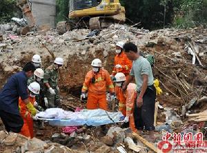 特大暴雨造成容縣山體滑坡 搶救現場