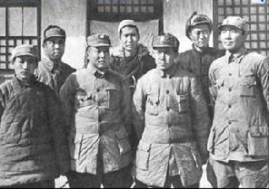 （圖）1939年，晉察冀二分區司令員郭基逵（左三）、政委趙爾陸（右一）和分區高級幹部