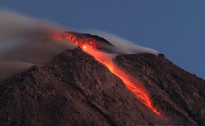 位於印度尼西亞爪哇島的默拉皮火山流出岩漿