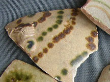 唐代長沙窯釉下彩聯珠紋瓷片