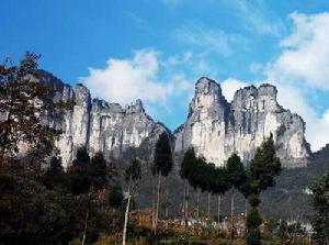 長白山[吉林省東北—西南走向山脈]