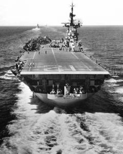 1953年7月1日，拳師號的水兵清理後部跑道，預備回收飛機。仔細查看艦艉，可見艦名”Boxer”字眼。前方兩艘艦隻，分別是新澤西號戰艦，及另一艘埃塞克斯級航空母艦。