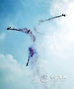 直升機“空中散花”表演