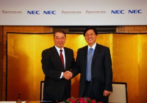 聯想集團執行長楊元慶、NEC全球總裁遠藤信博在簽約儀式