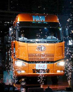 2007年7月15日，解放汽車第六代世界級J6卡車在長春下線。