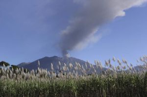 拉翁火山噴發