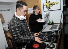 現在的Joe Hahn （左）