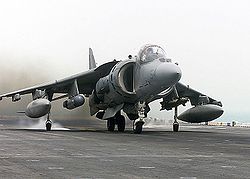 一架正在起飛的AV-8B+ 類型 短距起飛/垂直降落（STOVL）攻擊機 生產公司 麥克唐納-道格拉斯公司英國航太(BAe)波音BAE系統公司 首次飛行 1978年11月9日 (YAV-8B) 使用狀態 仍在服役 主要用戶 美國海軍陸戰隊義大利海軍西班牙海軍皇家空軍皇家海軍 生產年份 AV-8B/B+: 1981-2003[1] 單位造價 AV-8B+:3570萬美元(2008物價) 發展自 霍克斯利鷂式海鷂式 衍生機型 海鷂II式