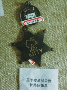 徽章中央的圖案是一個來自日本的卡通形象——頭戴蝴蝶結的“Hello Kitty貓”