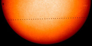 2006年“水星凌日”時，SOHO探測器所拍攝到的水星經過太陽表面的路徑