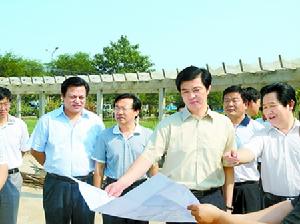 商丘市市長陶明倫（右三）在睢陽區委書記楊繼民（右二）等陪同下考察新城產業發展規劃。
